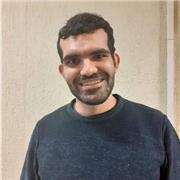 Professore di lettere, addottorato in linguistica impartisce lezioni di materie letterarie, Greco e Latino